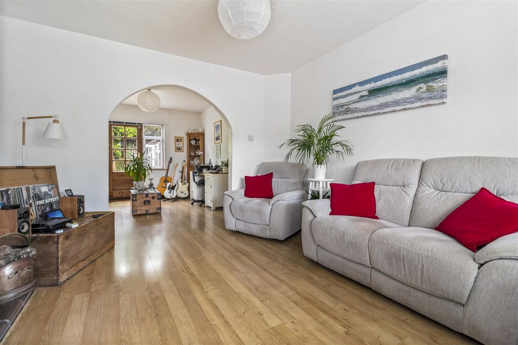 Property photo 3 of 23 74 Offington Avenue-023.Jpg