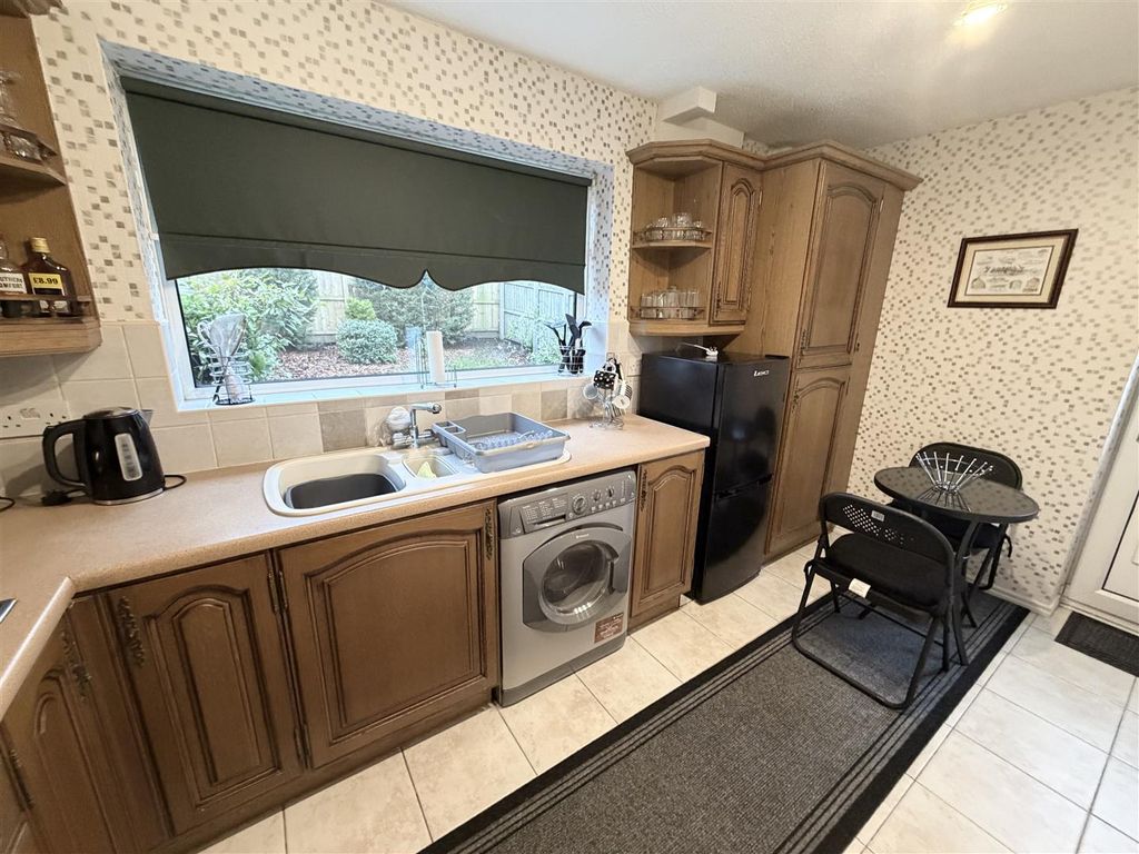 Property photo 3 of 9 Kitchen Diner