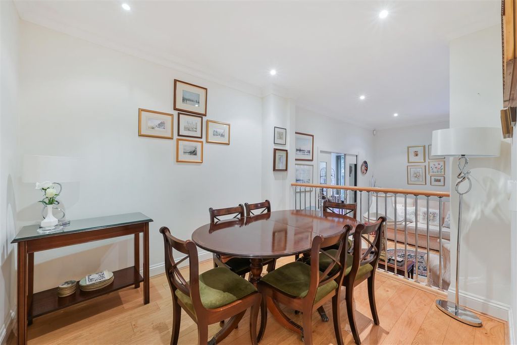 Property photo 3 of 25 The Roseberys