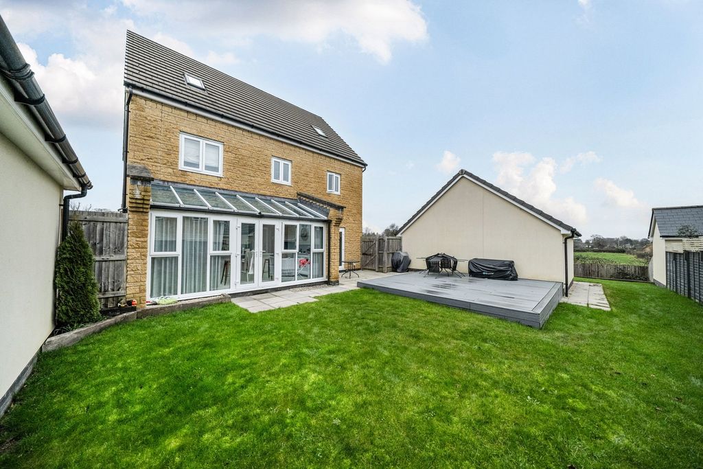 Property photo 2 of 32