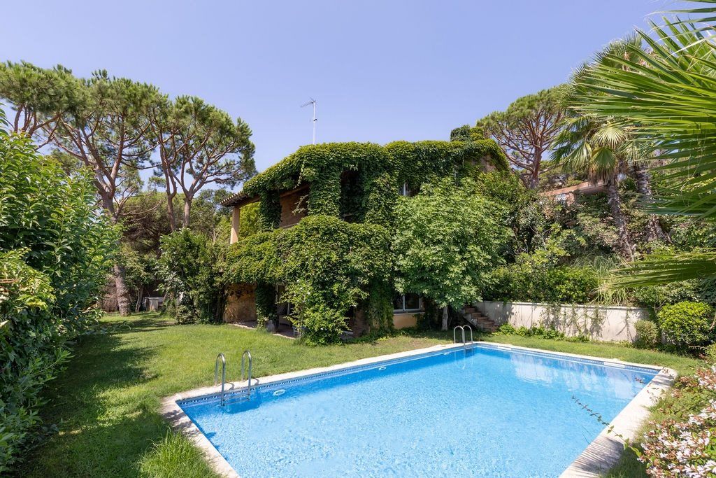 Property photo 2 of 34
