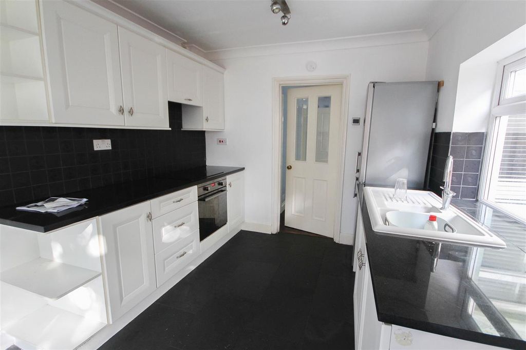 Property photo 3 of 8 Kitchen/Breakfast Room