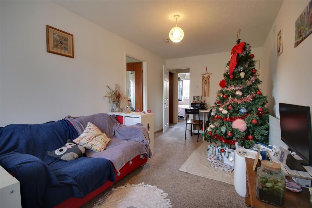 Property photo 3 of 6 Lounge