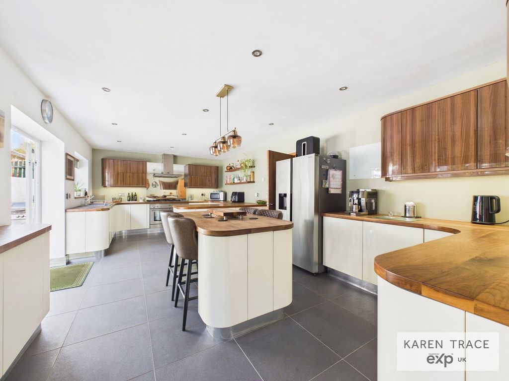 Property photo 2 of 40