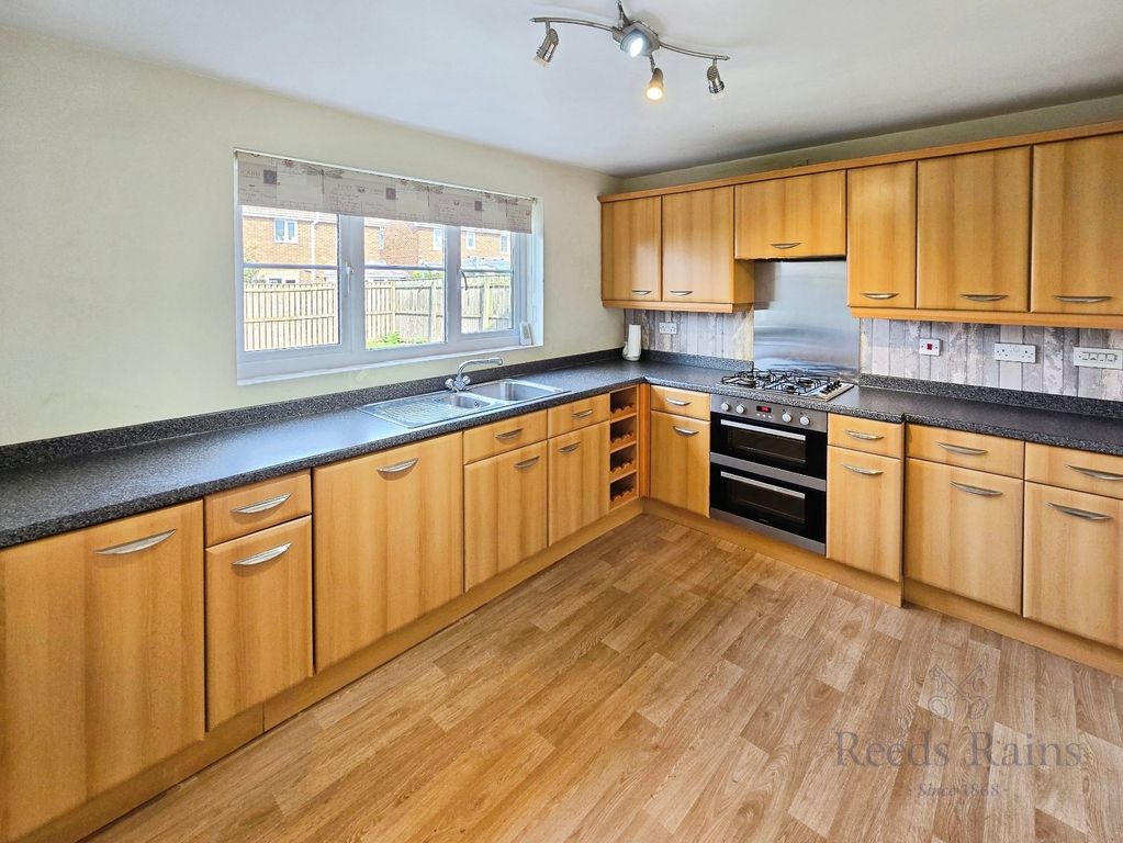 Property photo 3 of 16 Kitchen