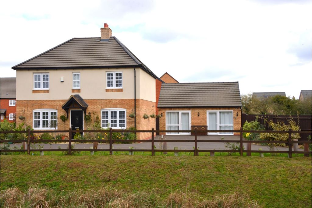 Property photo 1 of 21 Front Garden