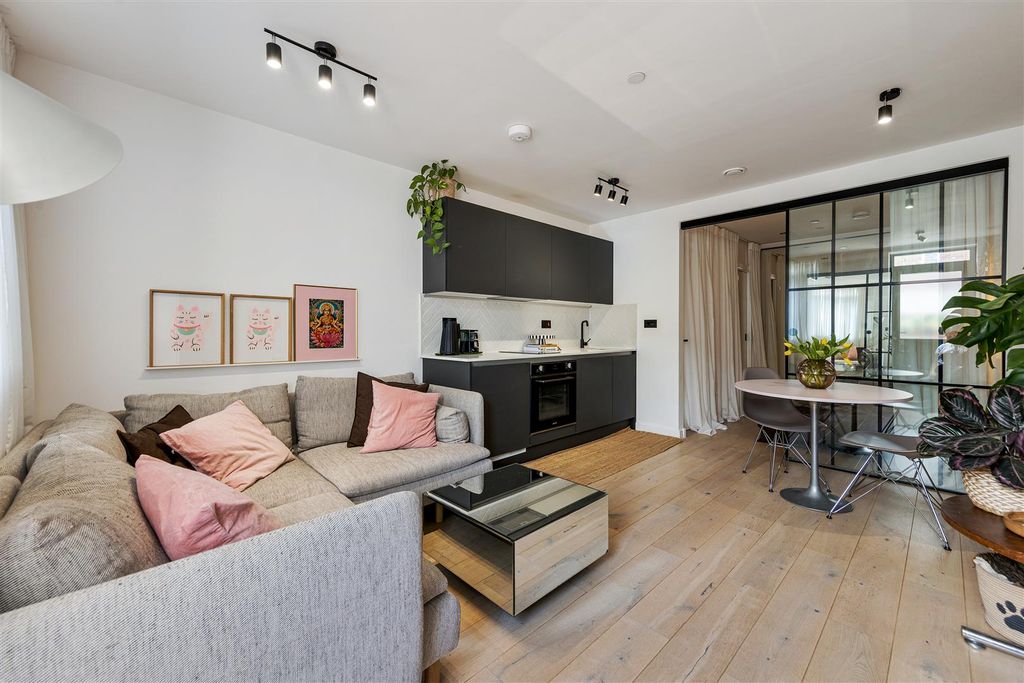 Property photo 2 of 20 Clifford Road, E17