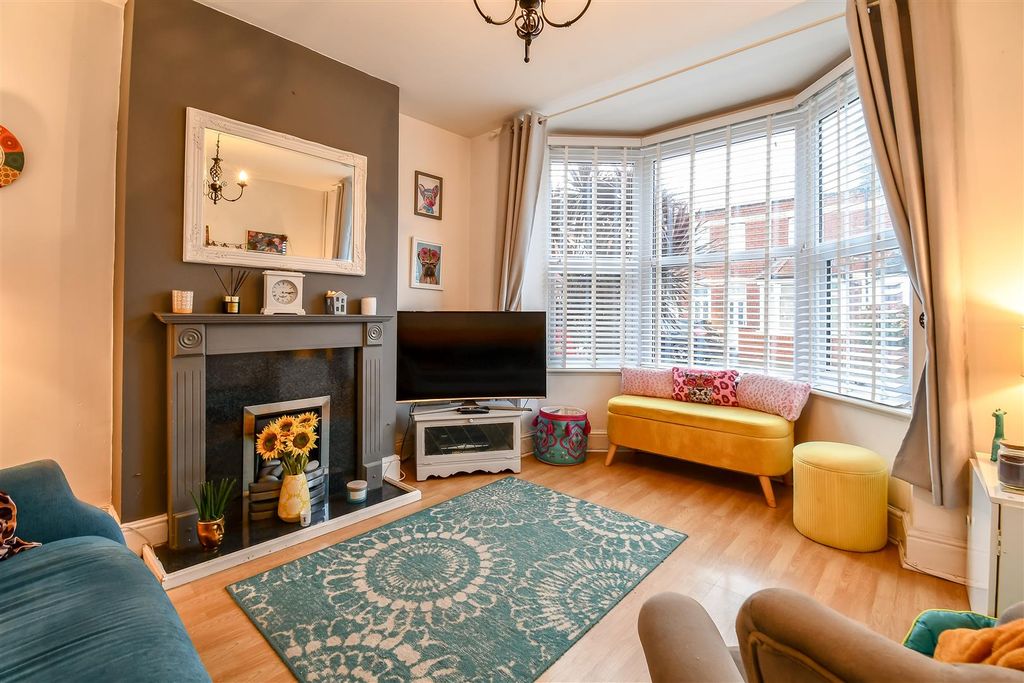 Property photo 2 of 20 Lounge