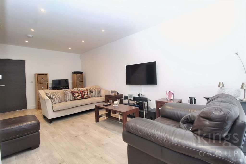 Property photo 2 of 15 Lounge