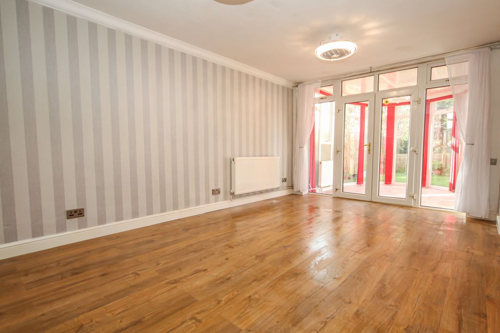 Property photo 3 of 22 Lounge