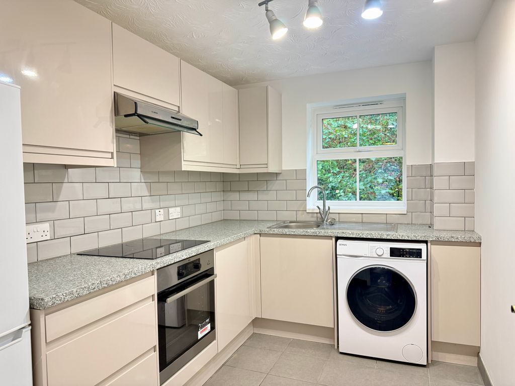 Property photo 3 of 9 Kitchen