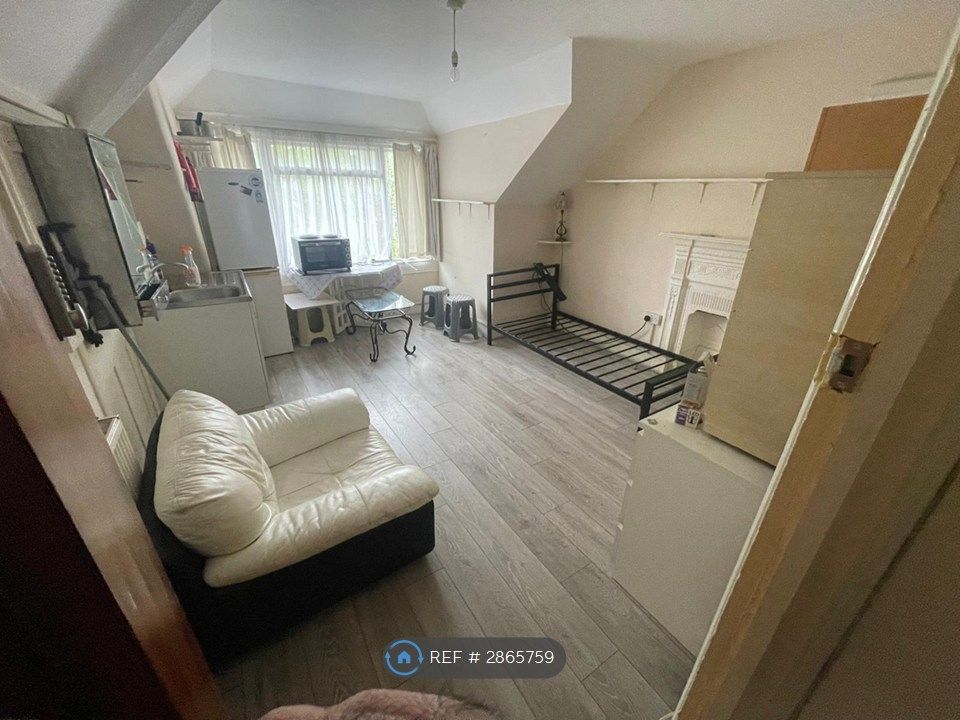 Property photo 3 of 8 Room H