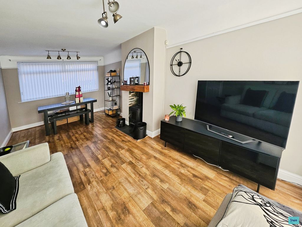 Property photo 2 of 19 Lounge