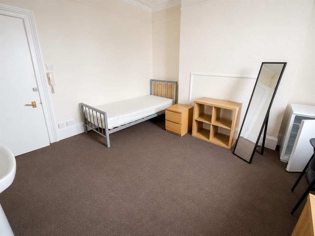 Property photo 3 of 10 Bedroom