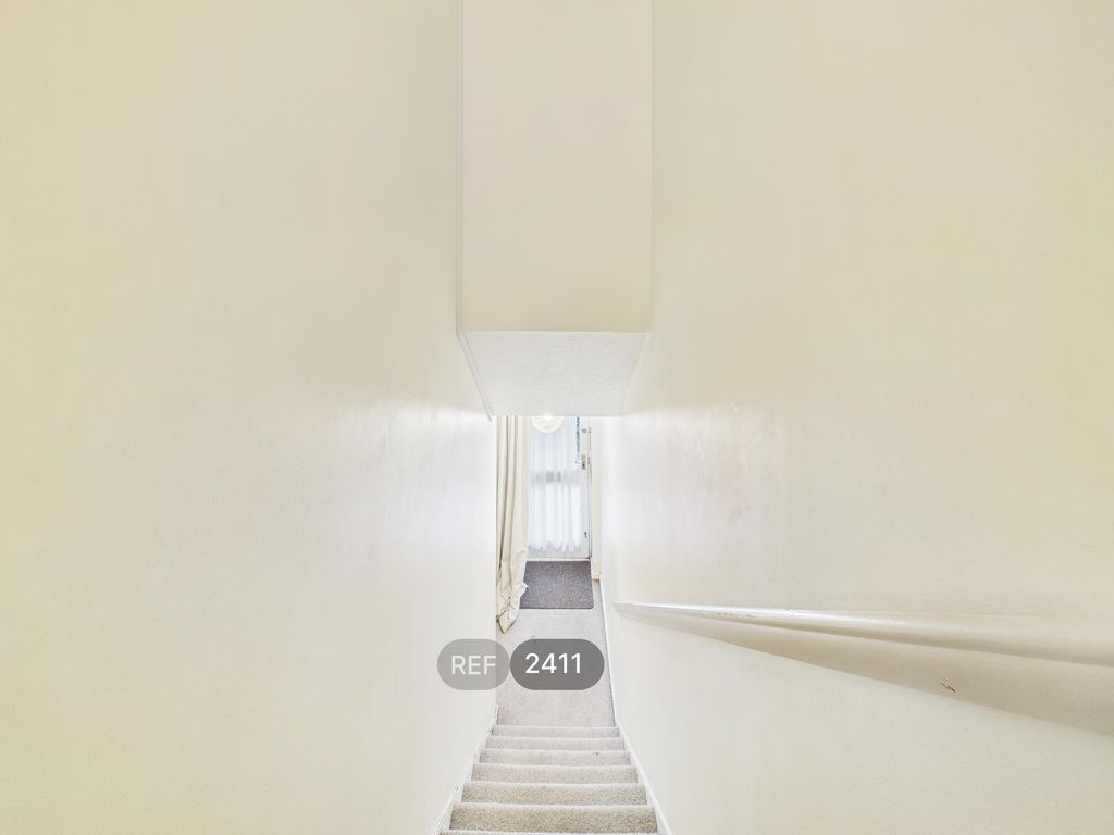 Property photo 2 of 14 Hallway