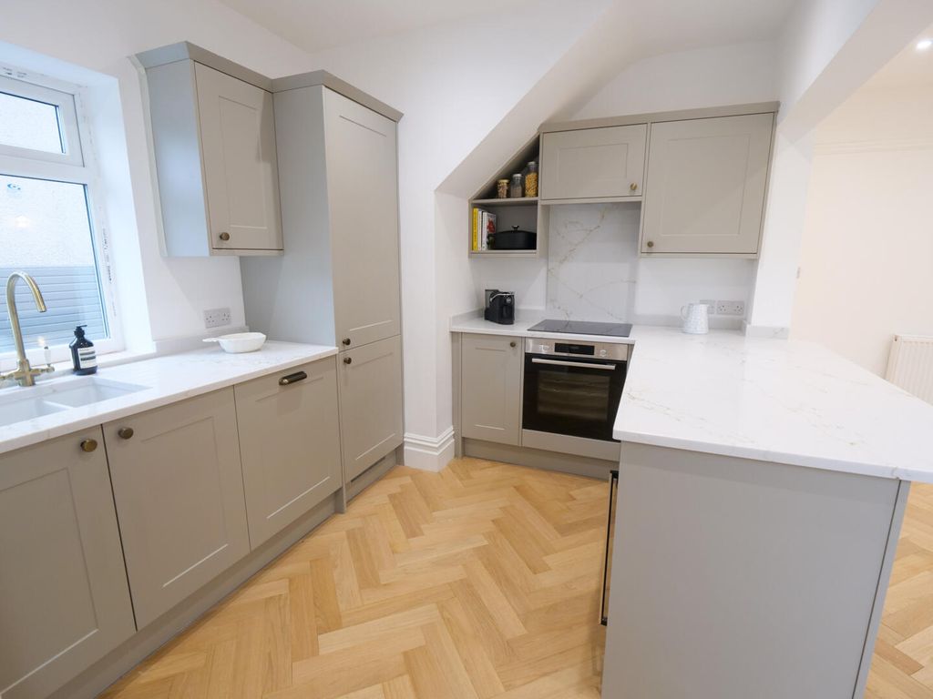 Property photo 3 of 18 Kitchen