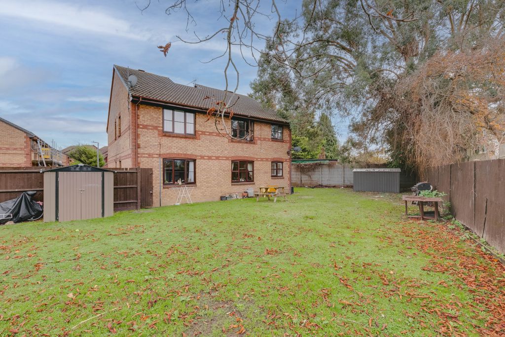 Property photo 1 of 9 96 Lowry Crescent, Cr4 - 9