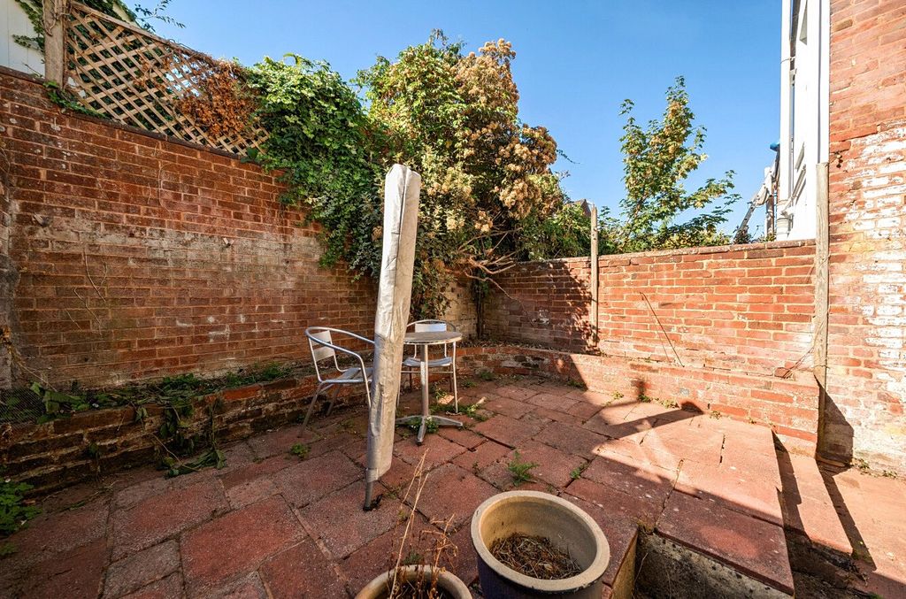 Property photo 2 of 11 Courtyard