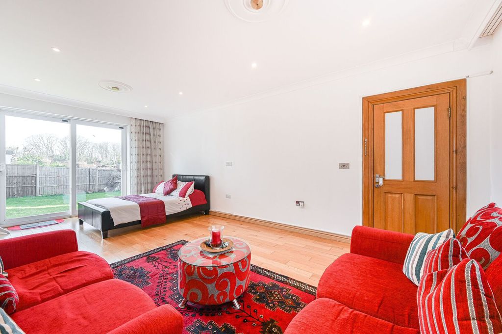 Property photo 3 of 31