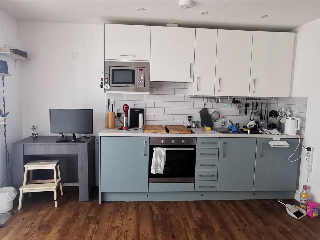 Property photo 2 of 10 Kitchen