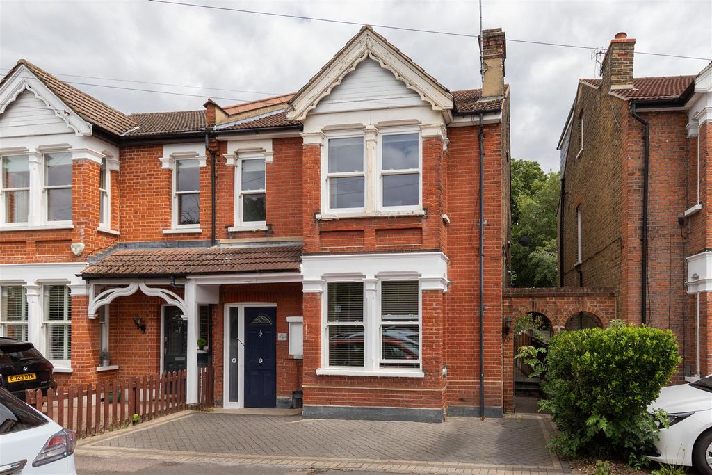 Property photo 1 of 16 Eastwood Road, E18