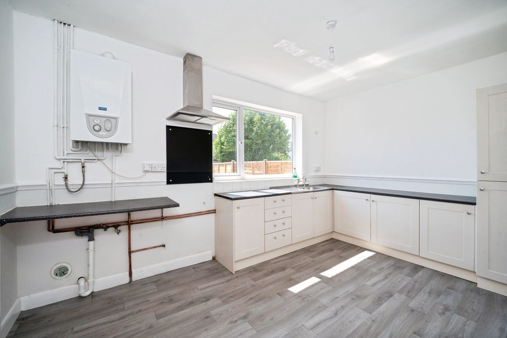 Property photo 3 of 12 Kitchen