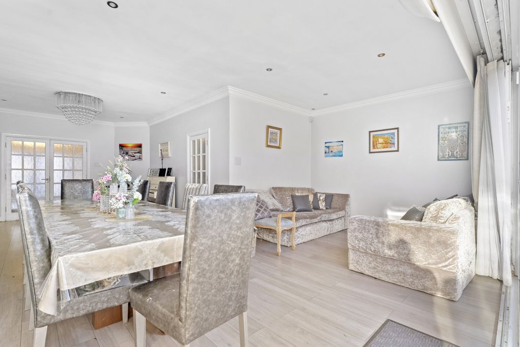 Property photo 1 of 13 5 Bed Detached House For Sale Park Way, London Nw11