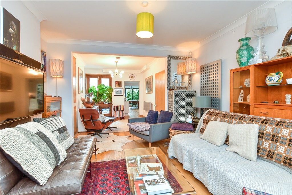 Property photo 2 of 15 Lounge