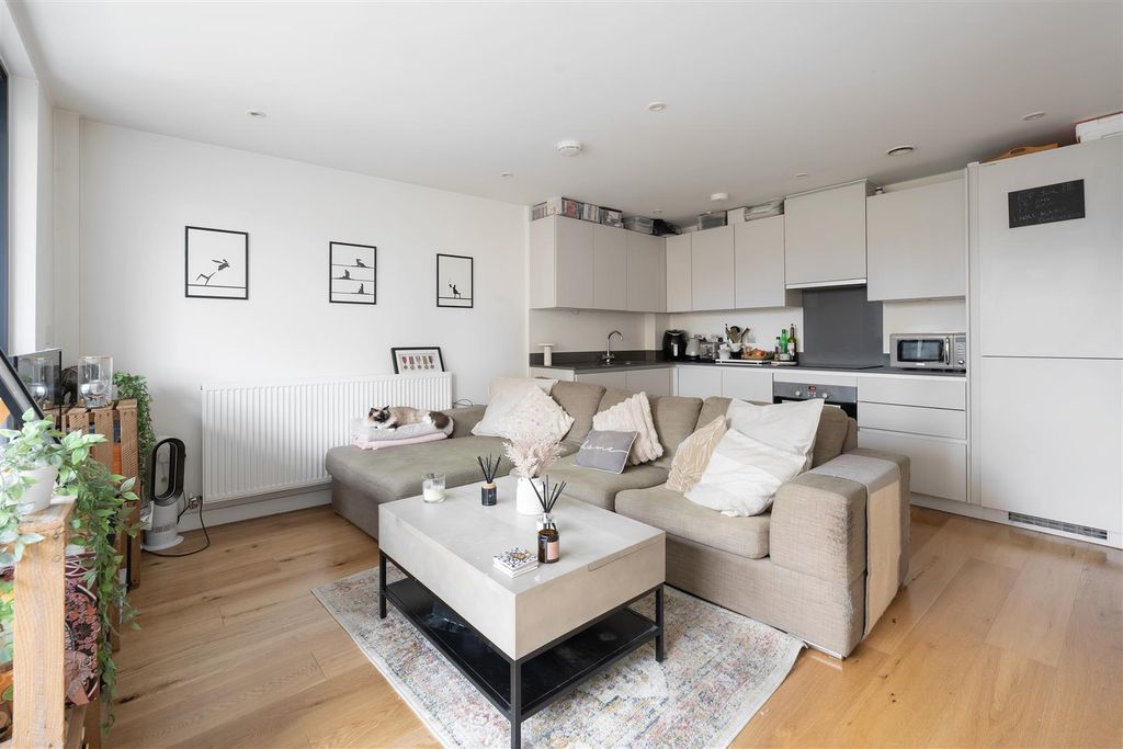 Property photo 3 of 15 Dalston Lane, E8