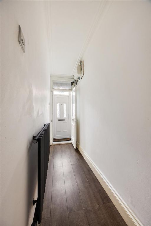 Property photo 2 of 27 Skeltons Lane, E10