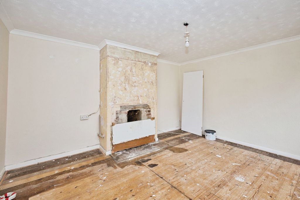 Property photo 3 of 17 Lounge