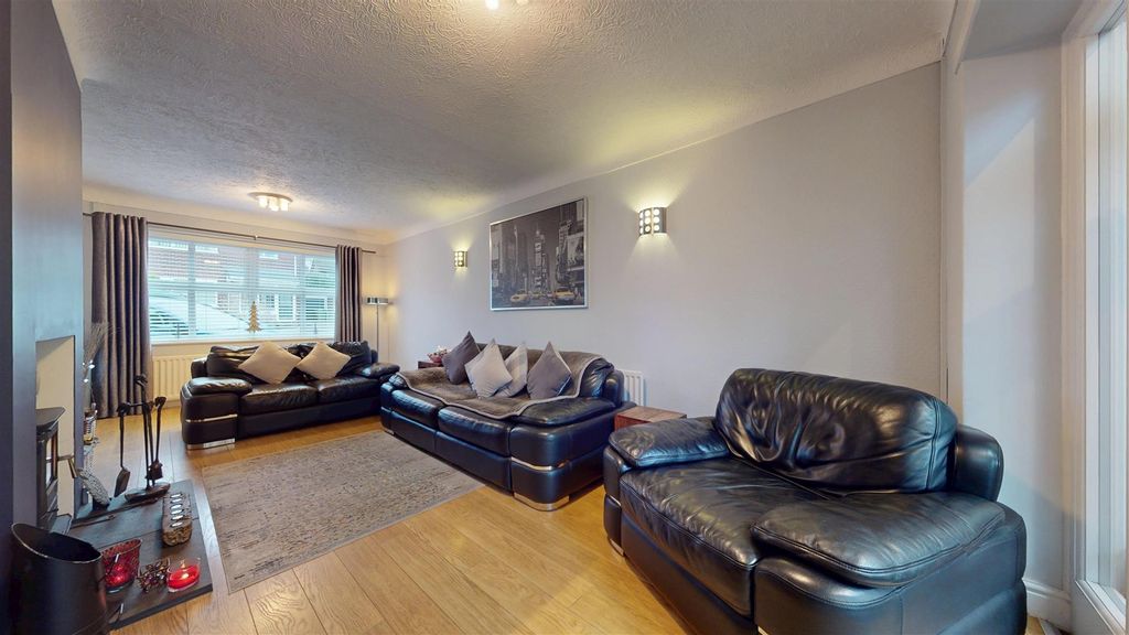 Property photo 2 of 34 Eagle Crescent Living Room