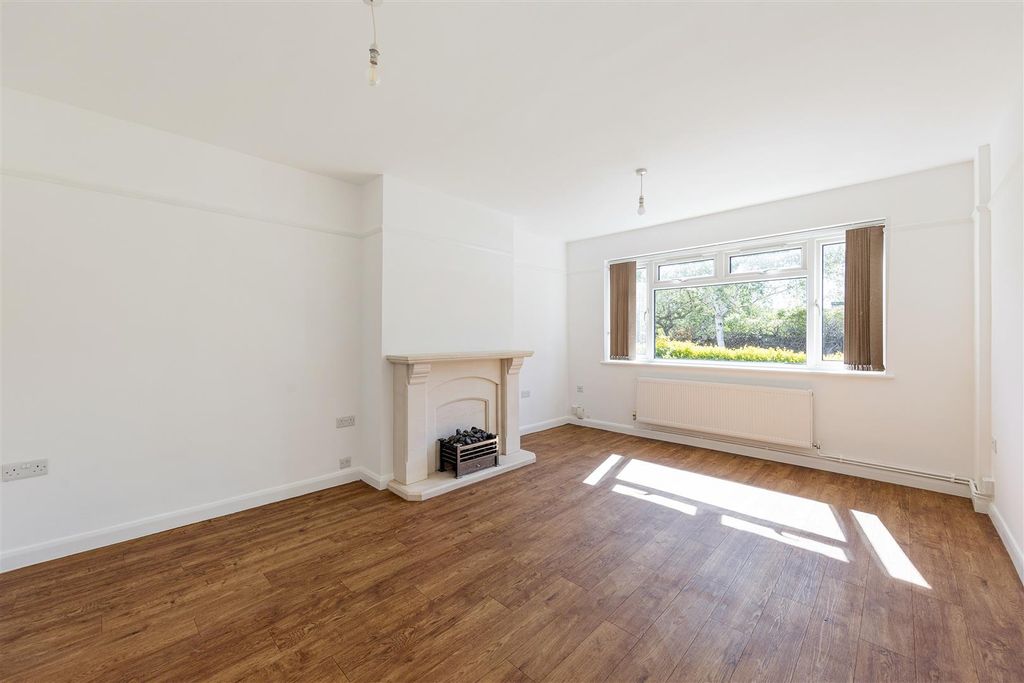 Property photo 2 of 15 Handsworth Avenue, E4