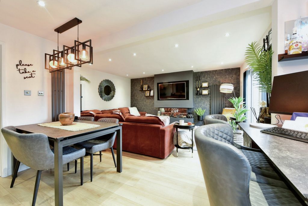 Property photo 3 of 17 Pbox-Img.Jpg