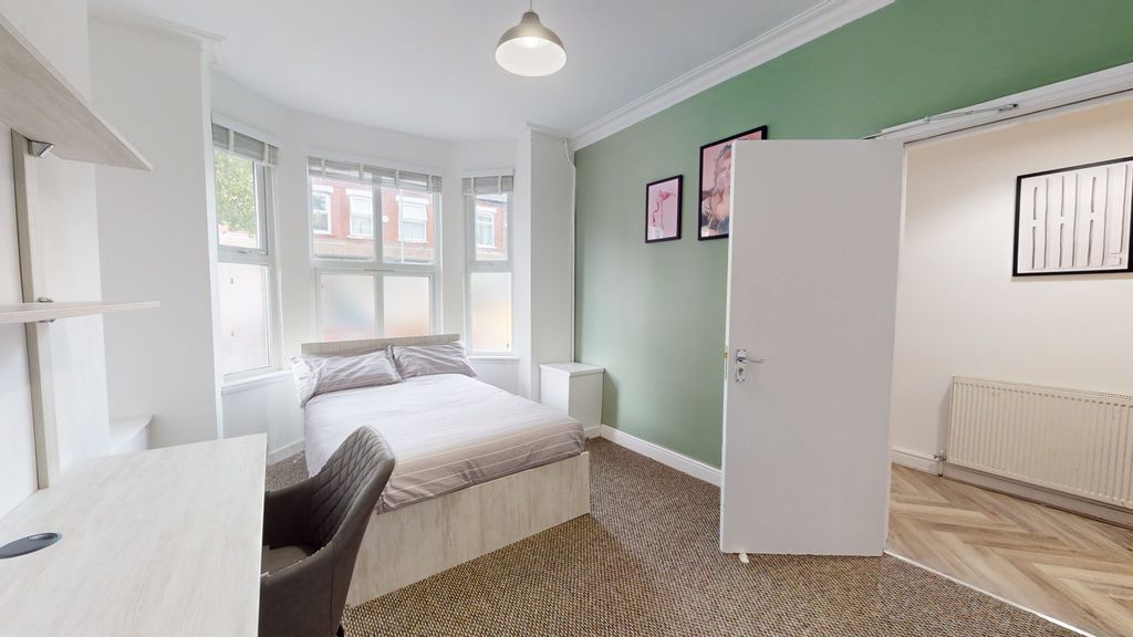 Property photo 2 of 15 A Bright And Inviting Double Bedroom With Ample Na...