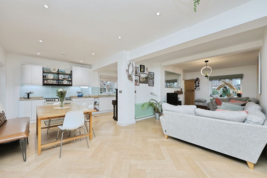 Property photo 3 of 32