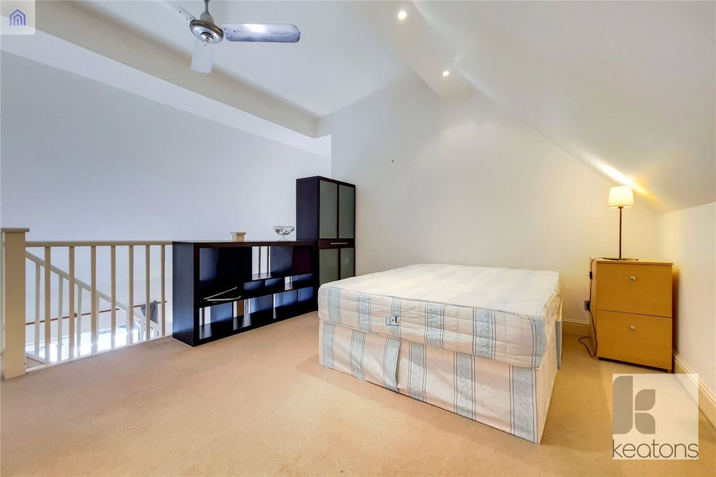 Property photo 3 of 6 Reception