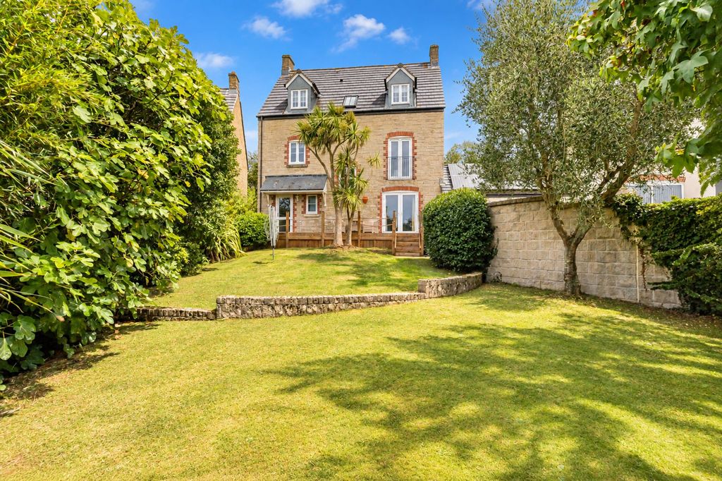 Property photo 2 of 32