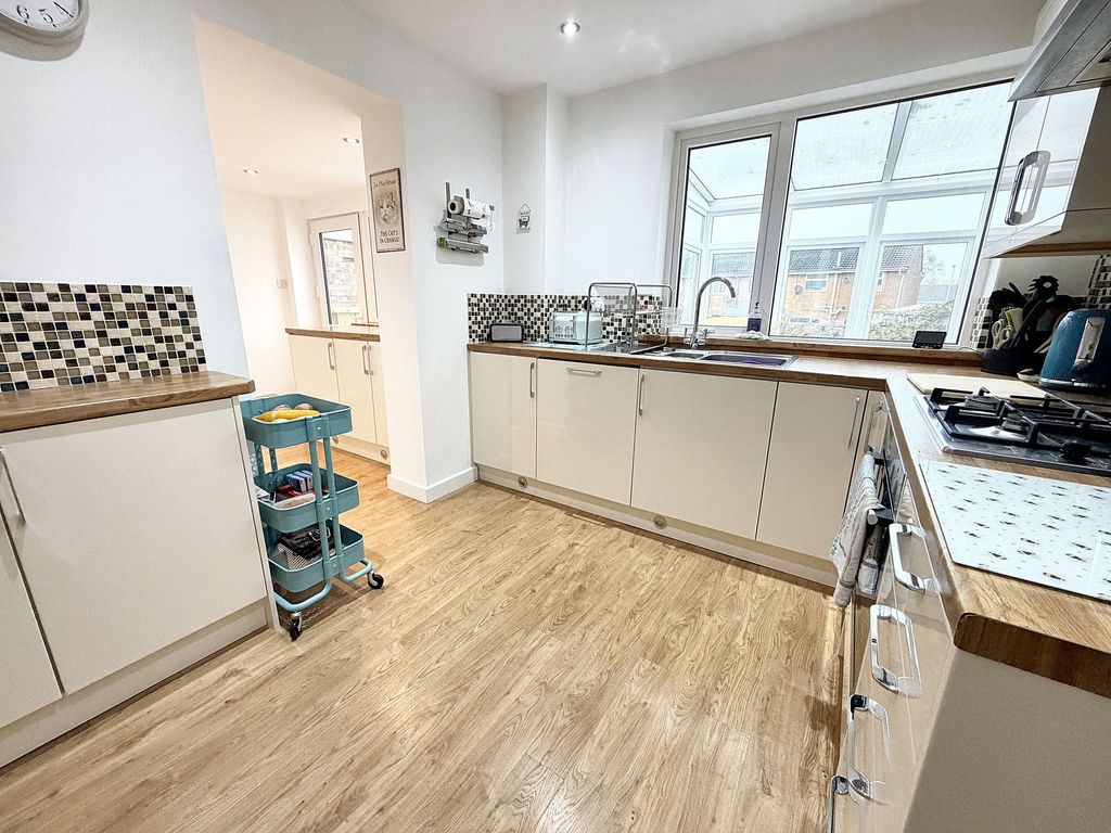 Property photo 3 of 19 Kitchen