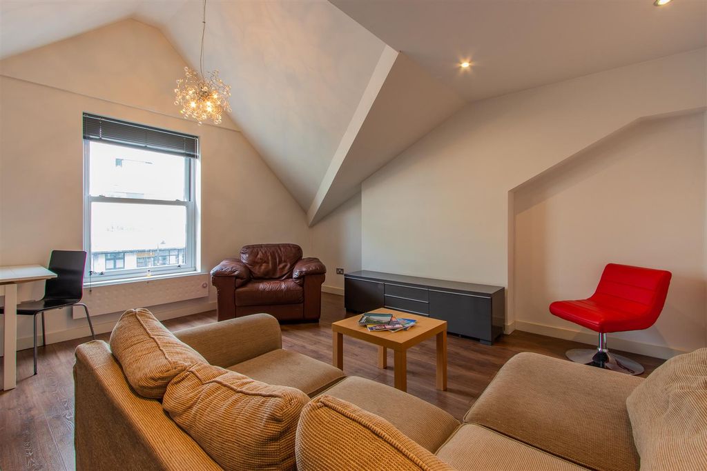 Property photo 1 of 10 Churchill Way 22, 3.Jpg