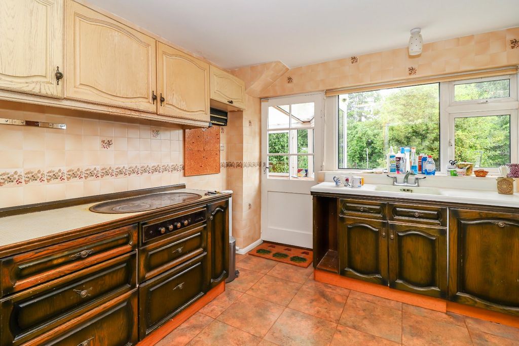 Property photo 3 of 11 Kitchen
