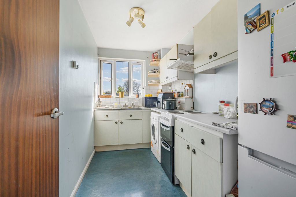 Property photo 3 of 8 Kitchen