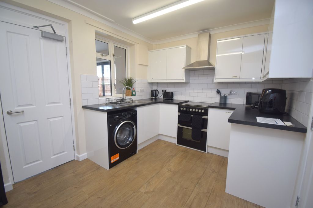 Property photo 3 of 9 Kitchen