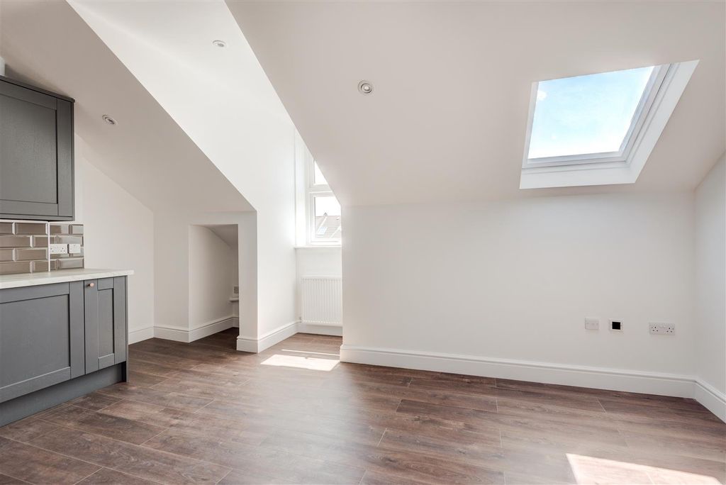 Property photo 3 of 12 Photo 04