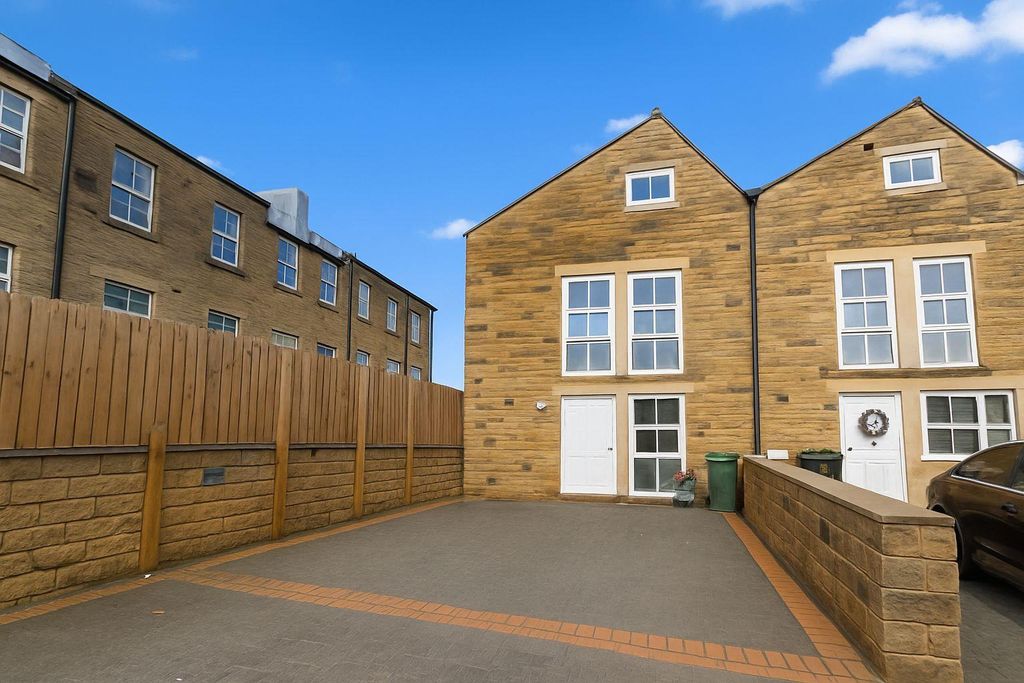 Property photo 1 of 18 Front Main.Jpeg