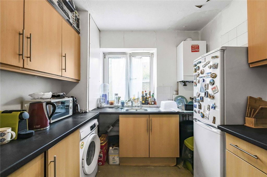 Property photo 3 of 17 Kitchen