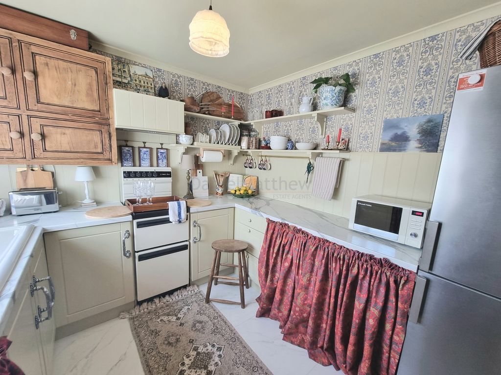 Property photo 3 of 20 Kitchen