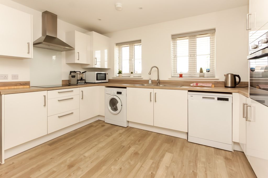 Property photo 2 of 18 Kitchen