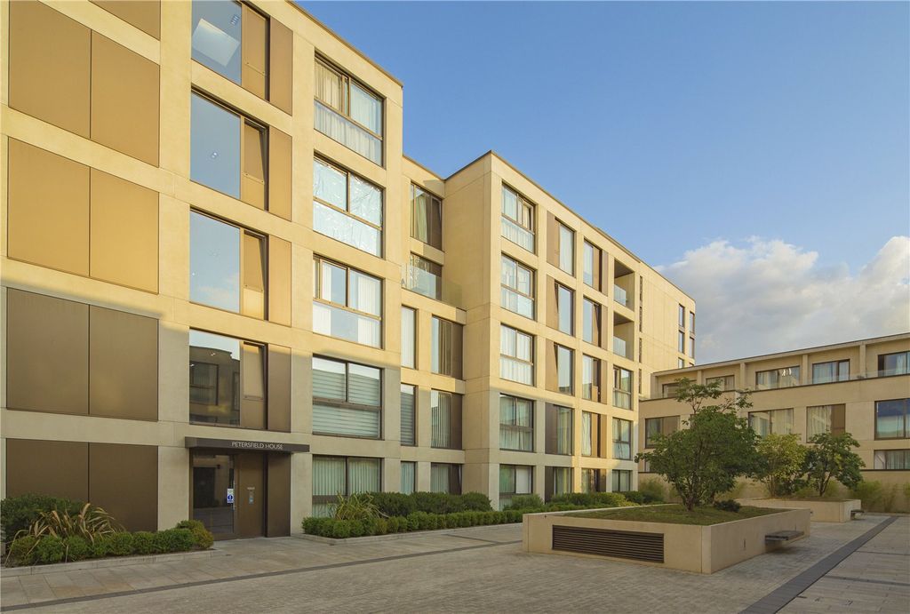 Property photo 1 of 8 Parkside Place