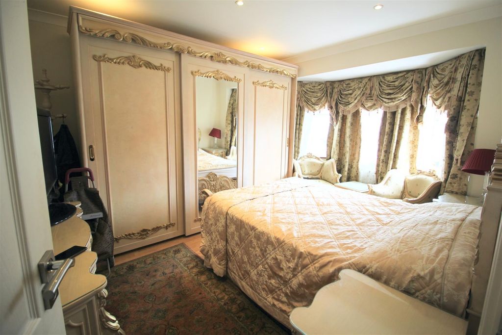 Property photo 2 of 13 Bedroom 1